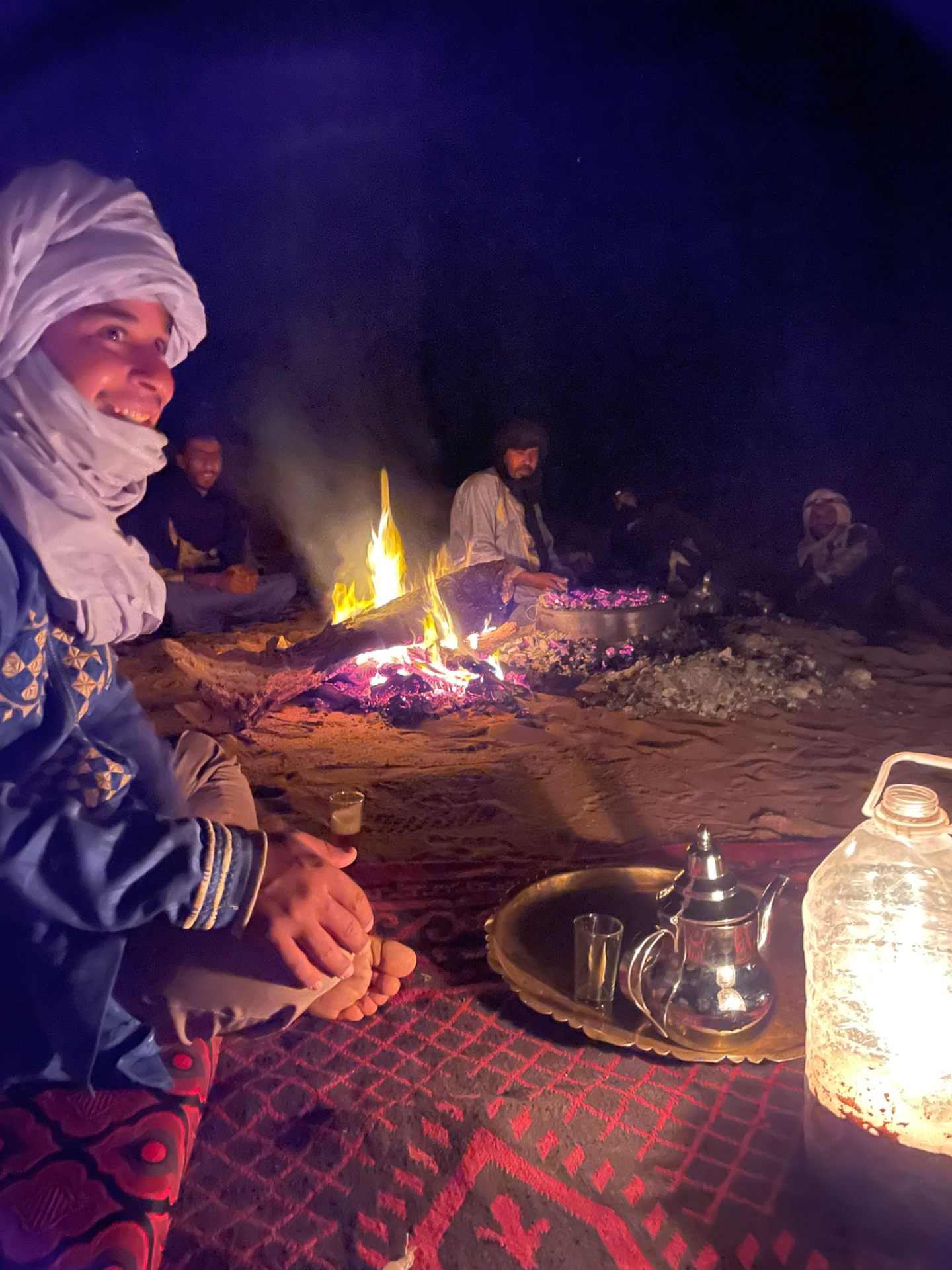 Veillée nocturne autour du feu avec l'équipe nomade et le thé à la menthe